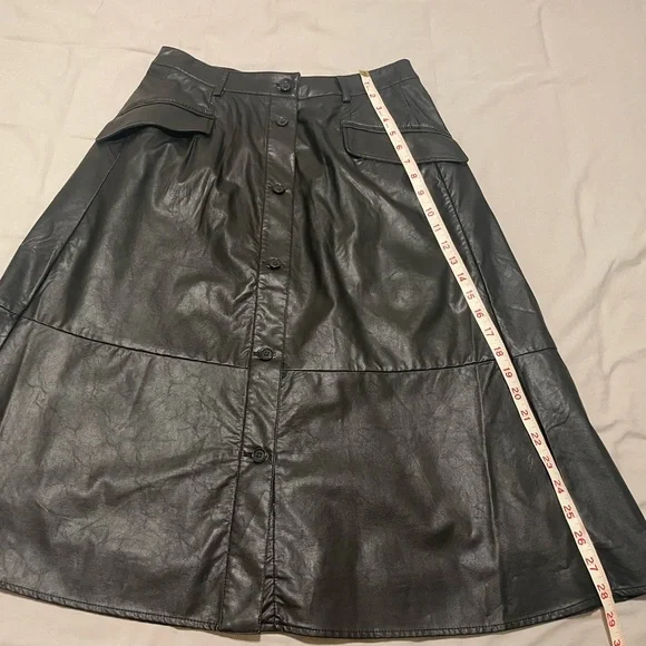 NWT Banana Republic Vegan Leather Midi Skirt with Buttons Black Size 6 - Picture 7 of 8
